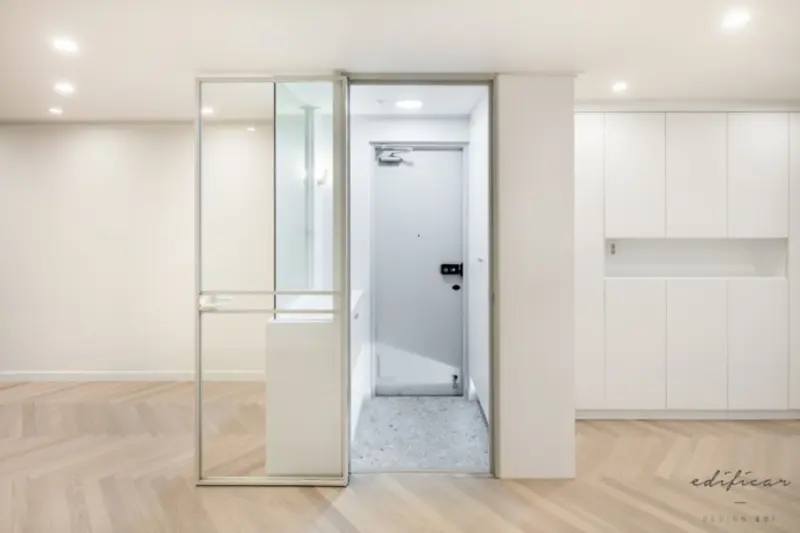 슬라이딩 유리중문으로 완성한 32평 모던 아파트